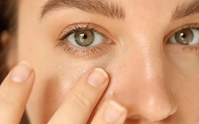 استفاده از ضدآفتاب دور چشم در سفید پوستان حساس 552635525