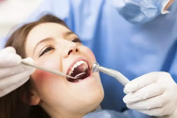پزشکدرحال معاینه ی دندان یک فرد 142798582